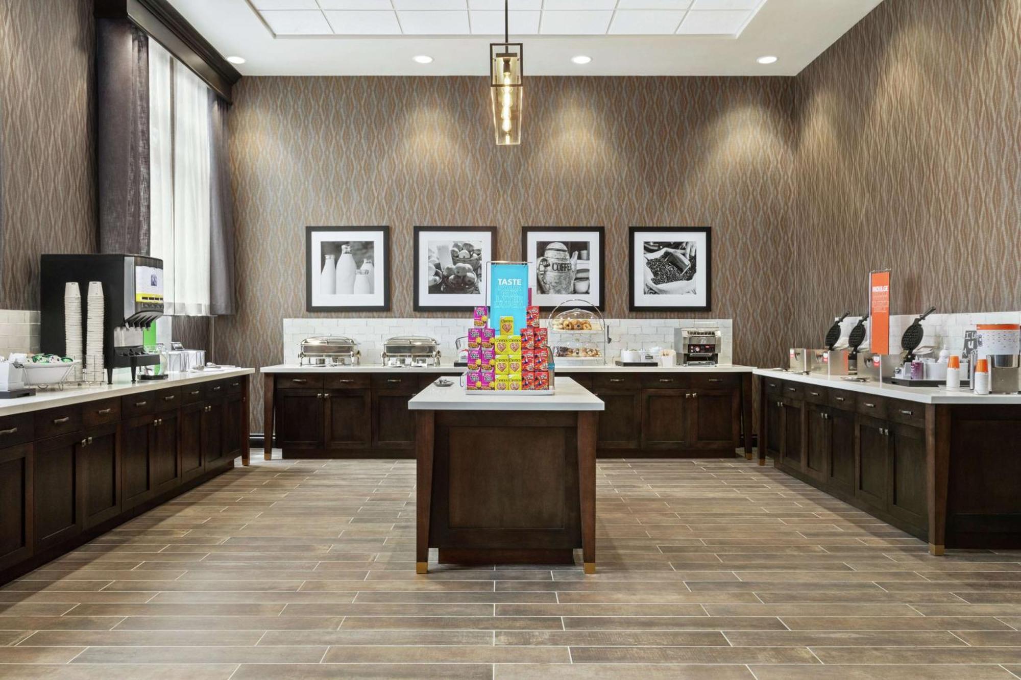 Hampton Kansas Downtown Crossroads Hotel 3*